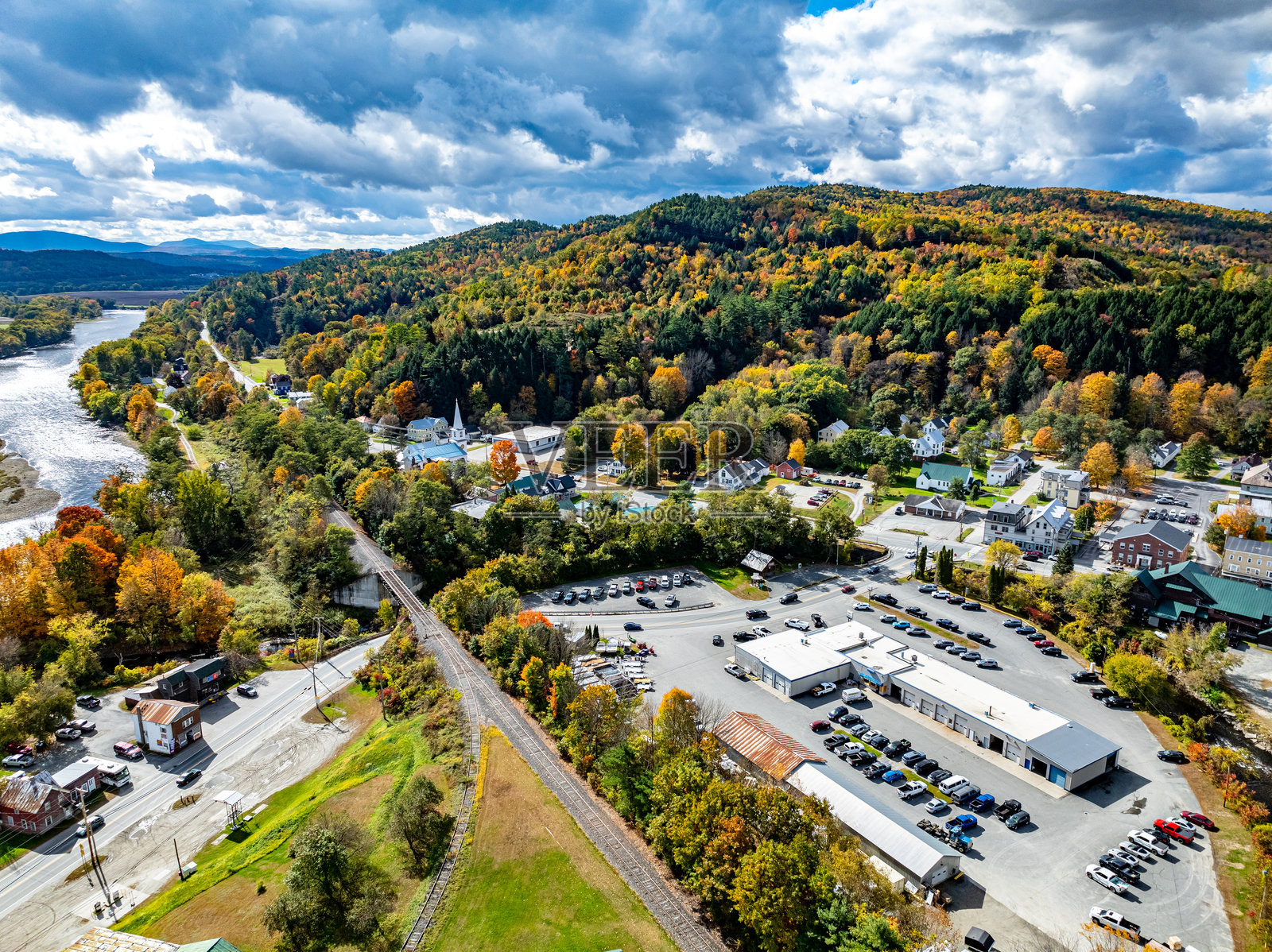 康涅狄格河，位于美国佛蒙特州威尔斯河和伍德斯维尔的US-302公路景观照片摄影图片