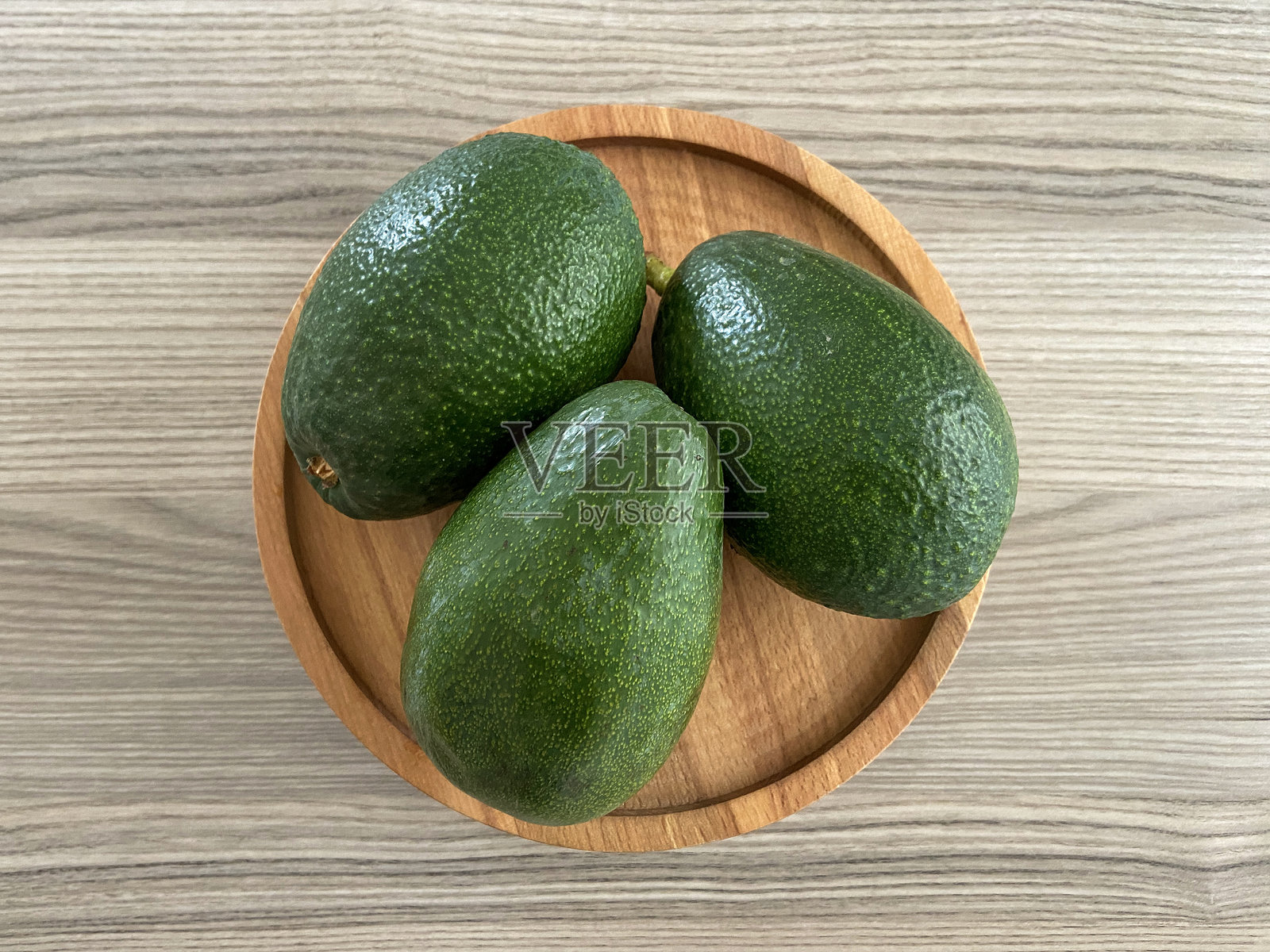 木盘中的鳄梨照片摄影图片