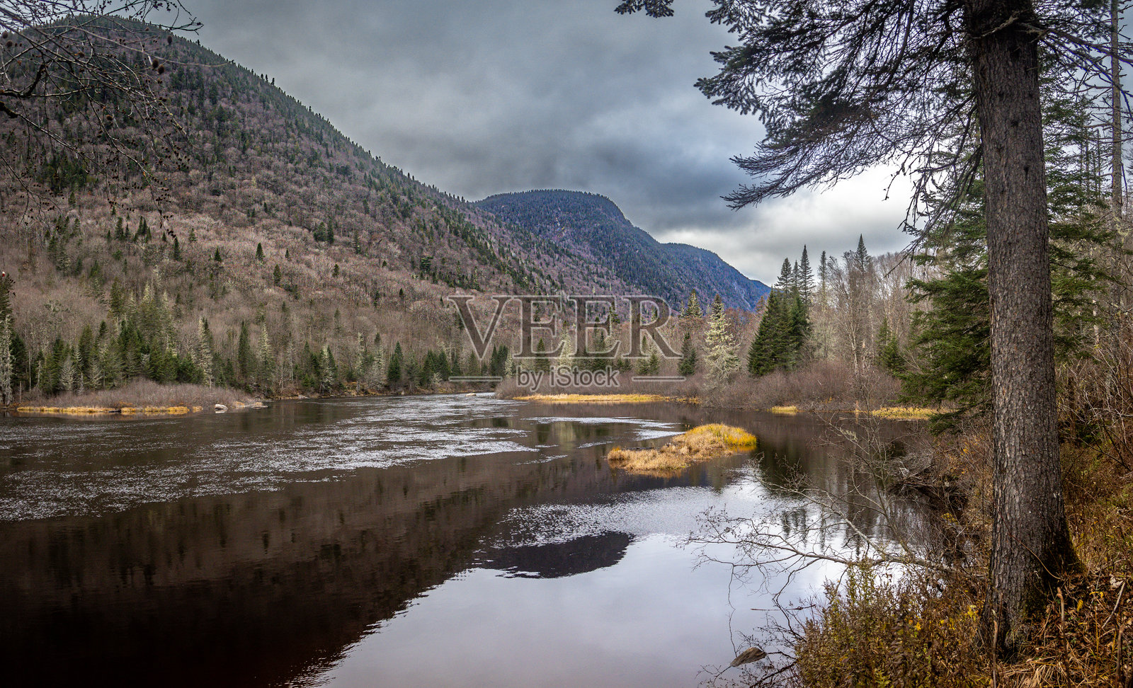 加拿大魁北克美丽的雅克-卡蒂埃国家公园的秋季风景。照片摄影图片