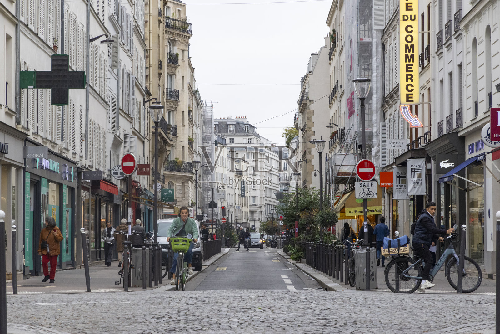 法国巴黎的一条街道照片摄影图片