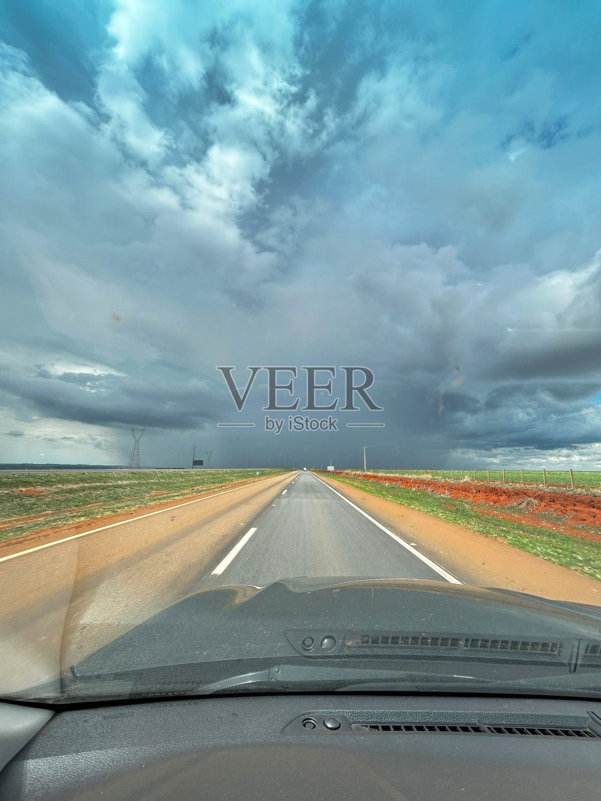 美丽的雨云在乡间公路上。照片摄影图片