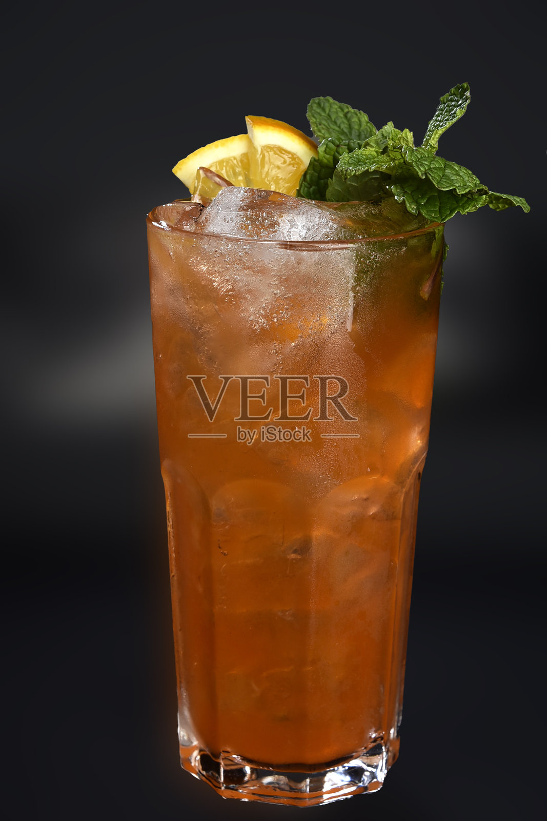 巴西柠檬饮料，清爽的酒精柑橘水果饮品。照片摄影图片