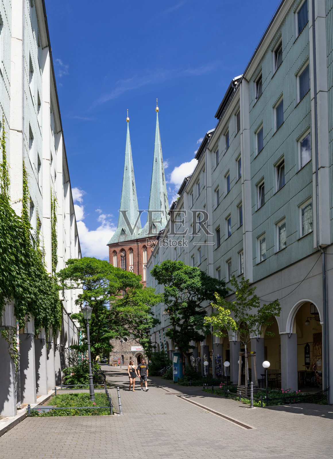 年轻情侣在柏林的尼古拉斯区散步照片摄影图片