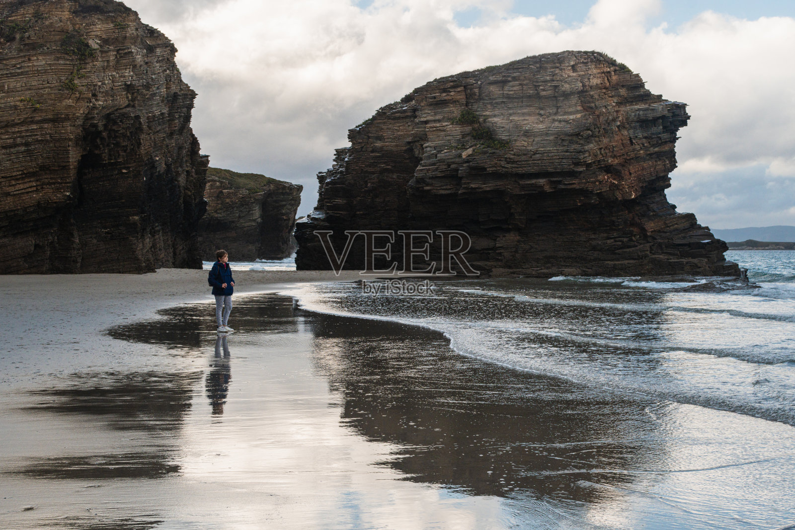 在拉斯卡特德拉尔斯海滩上女孩的倒影照片摄影图片