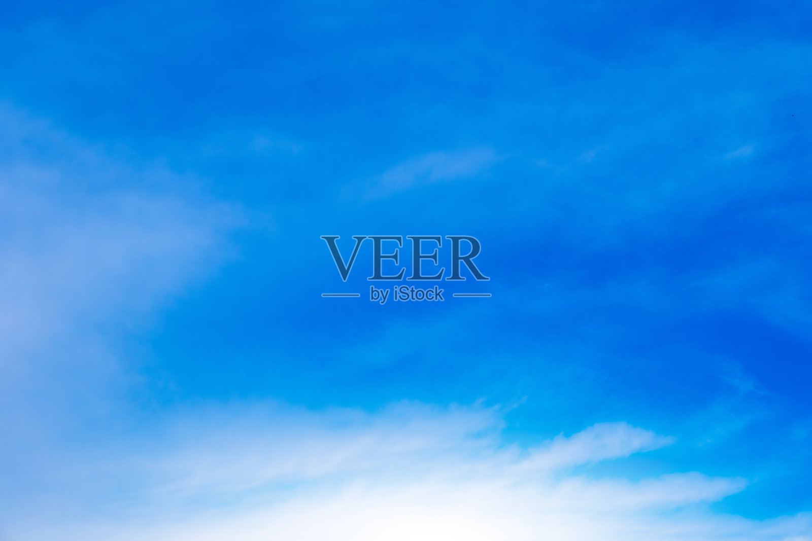 夏季假期概念的海洋全景，阳光照耀下的清澈天空和美丽的多云天空。照片摄影图片