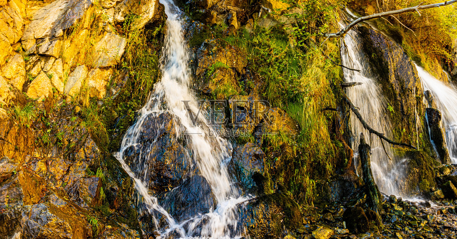 洪博尔特-托伊亚比国家森林中的国王峡谷瀑布照片摄影图片