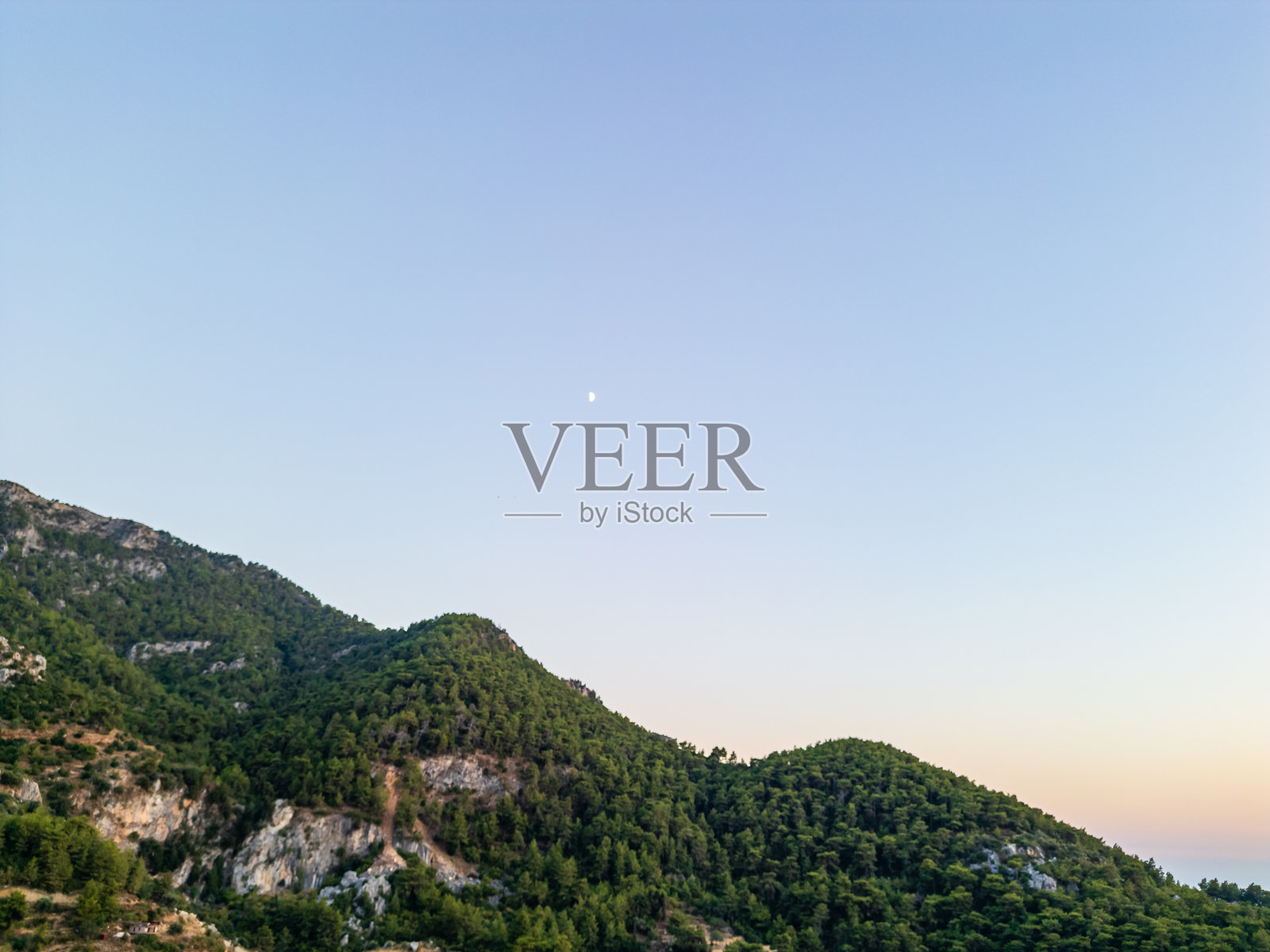 令人惊叹的日落映照在平静的地中海海面和岩石海岸线上照片摄影图片