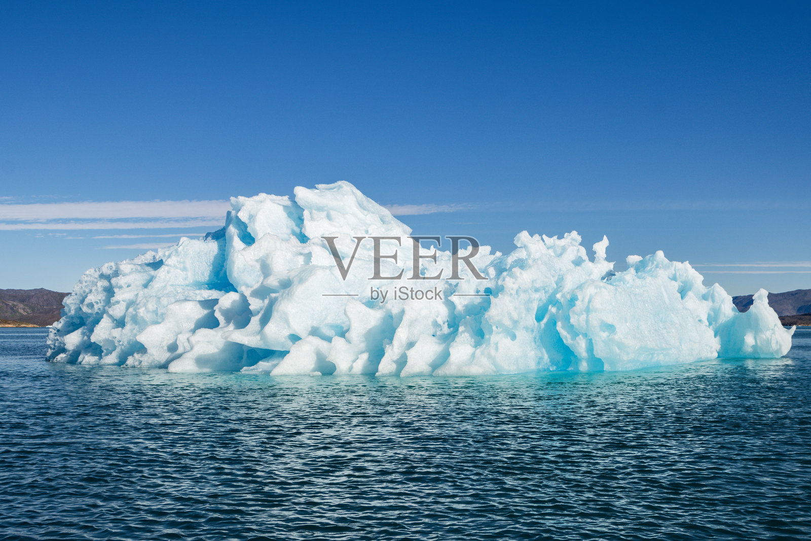 南格林兰峡湾中的冰川和冰山景观。照片摄影图片