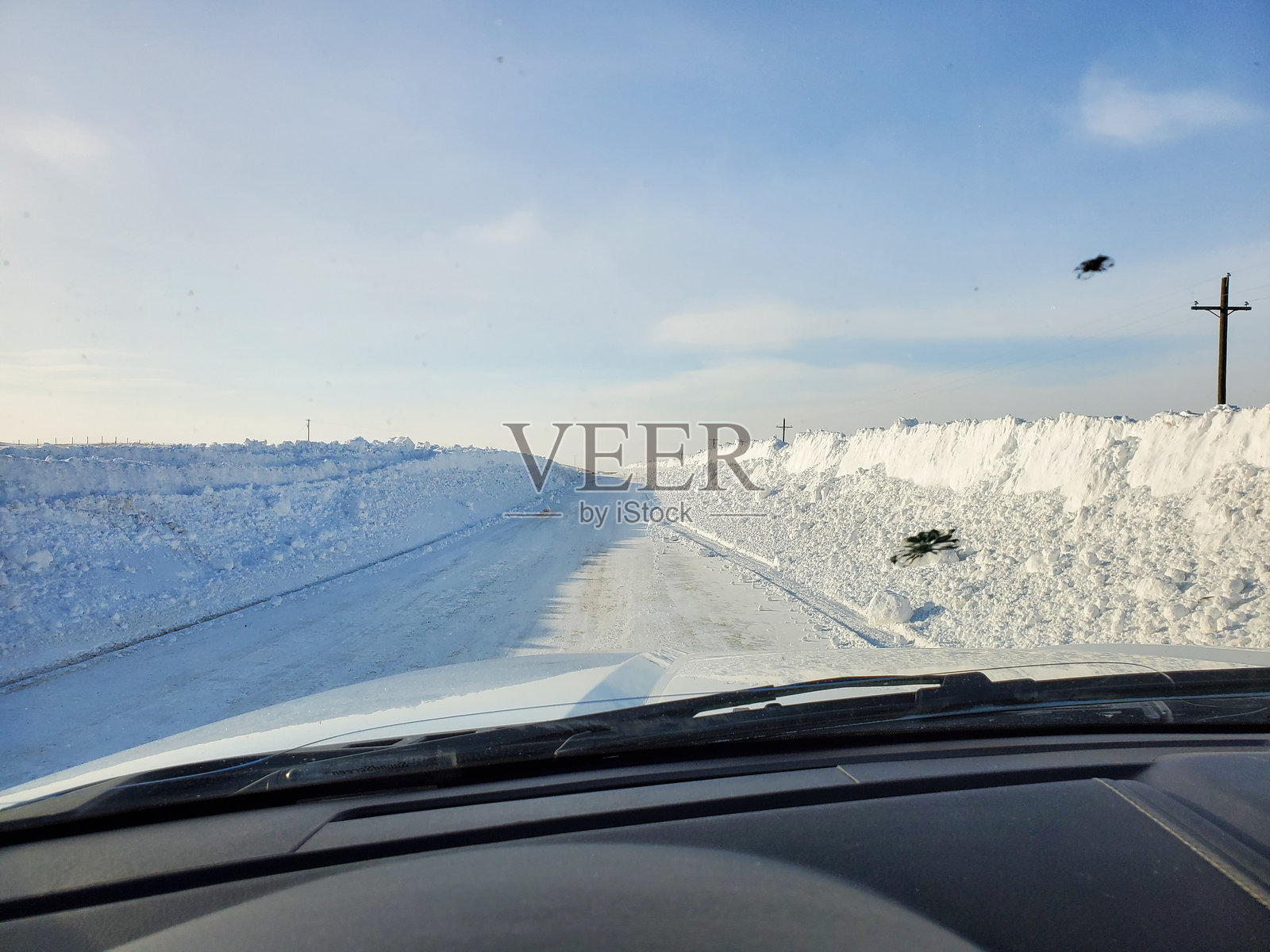 冬天的日子里在深雪中驾驶。照片摄影图片