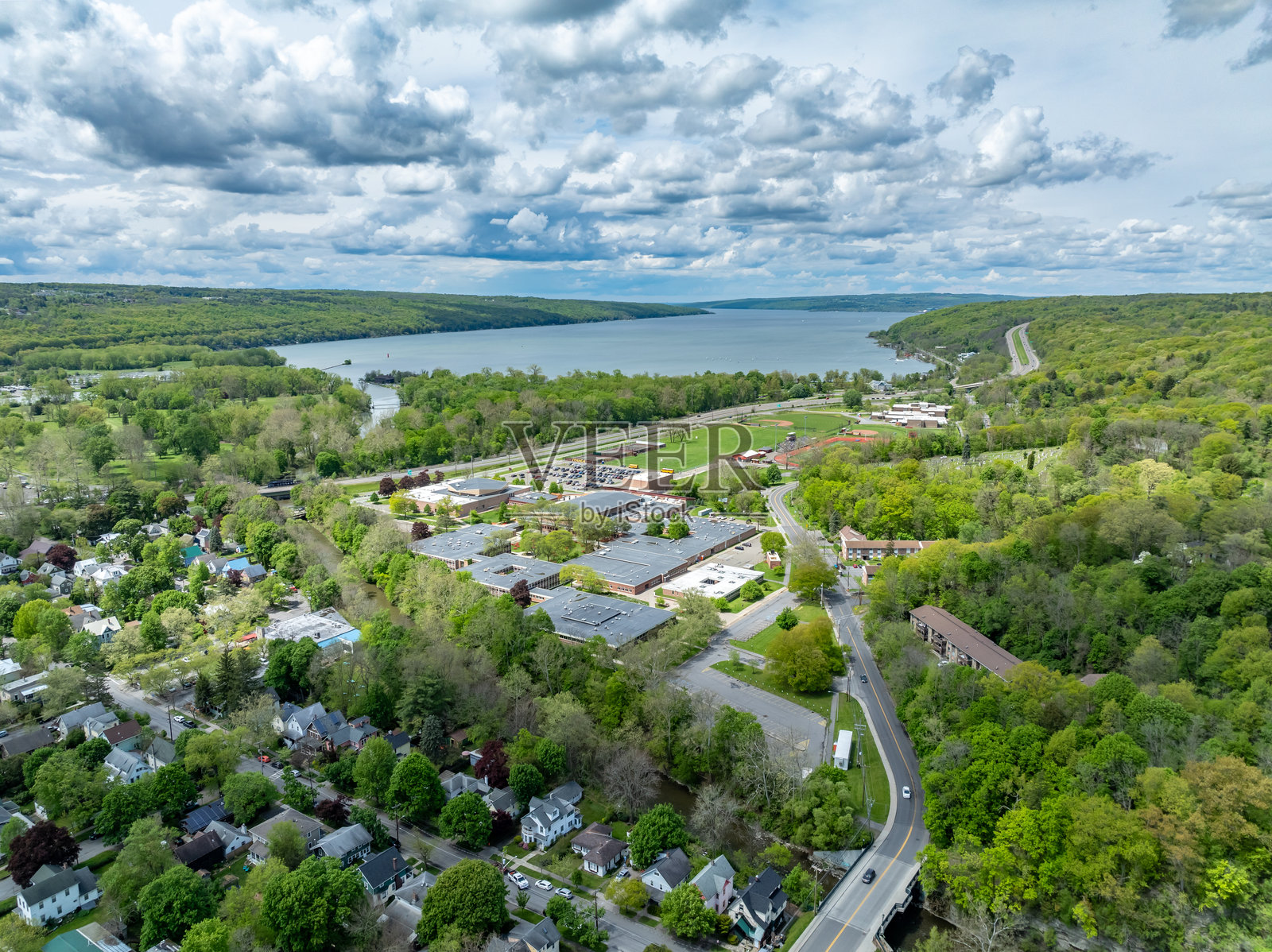 美国纽约州伊萨卡市周边地区的春季下午航拍图像照片摄影图片