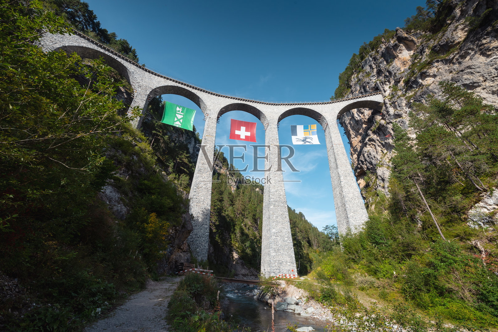 仰望兰德瓦瑟桥。照片摄影图片