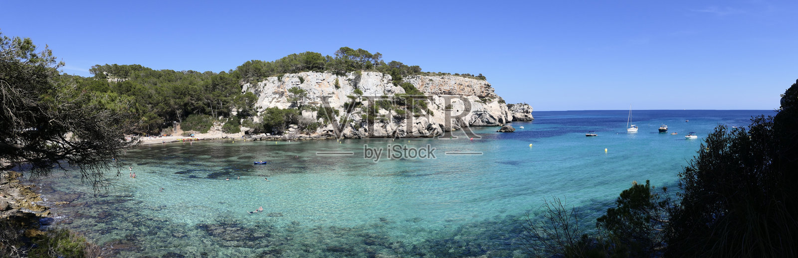 马卡雷拉和马卡雷莱塔海滩的全景。这片偏远的海湾有高耸的悬崖，覆盖着松树，直落到洁白的沙滩和清澈的海水中。天堂般的海滩，碧蓝的海水。梅诺卡岛。巴利阿里群岛。照片摄影图片