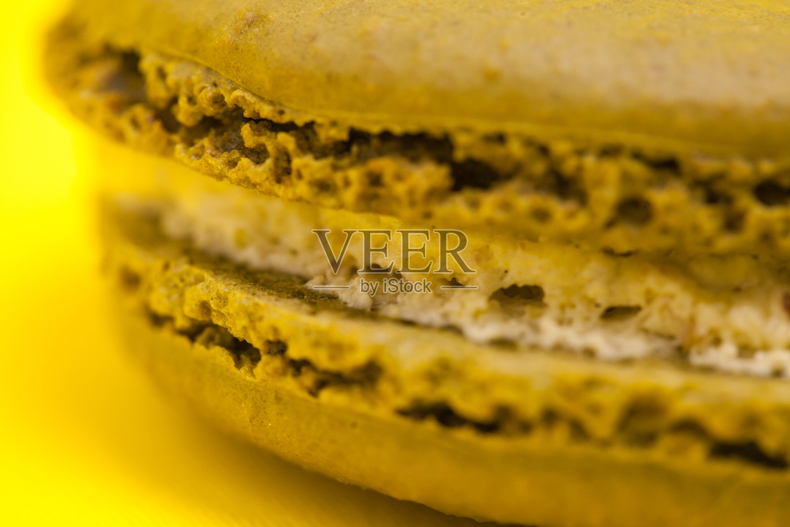 特写的大椰子味马卡龙，背景为黄色照片摄影图片