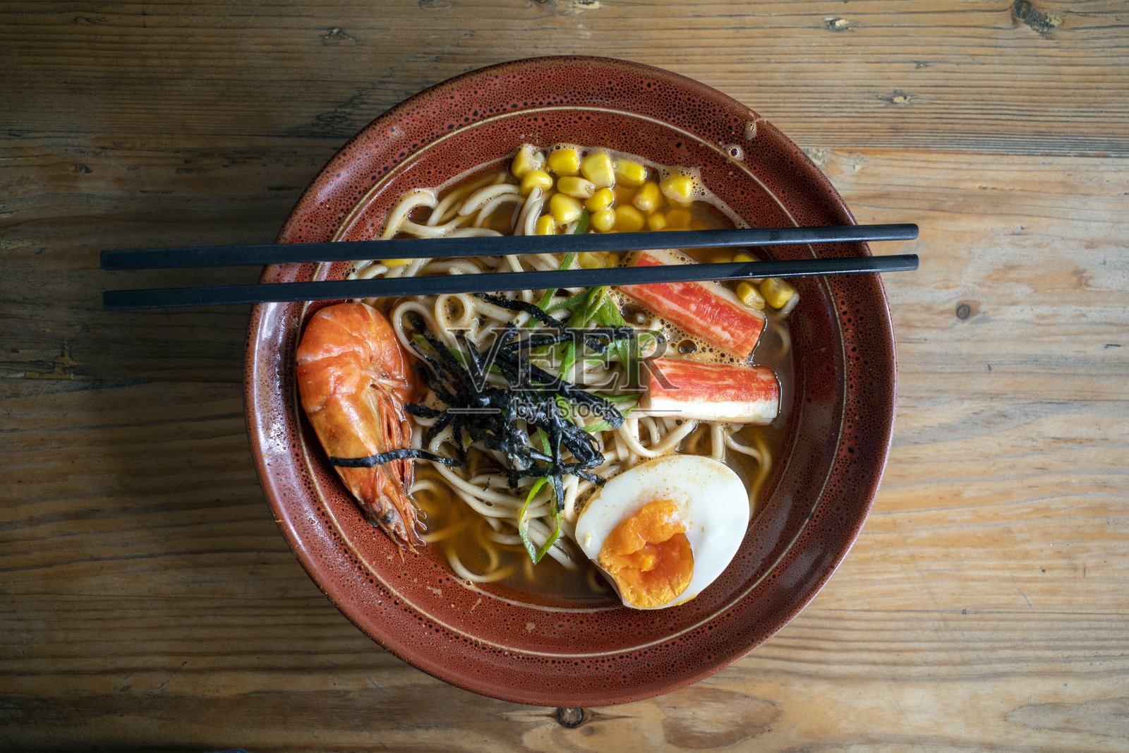 一碗拉面，配有筷子的日本料理照片摄影图片