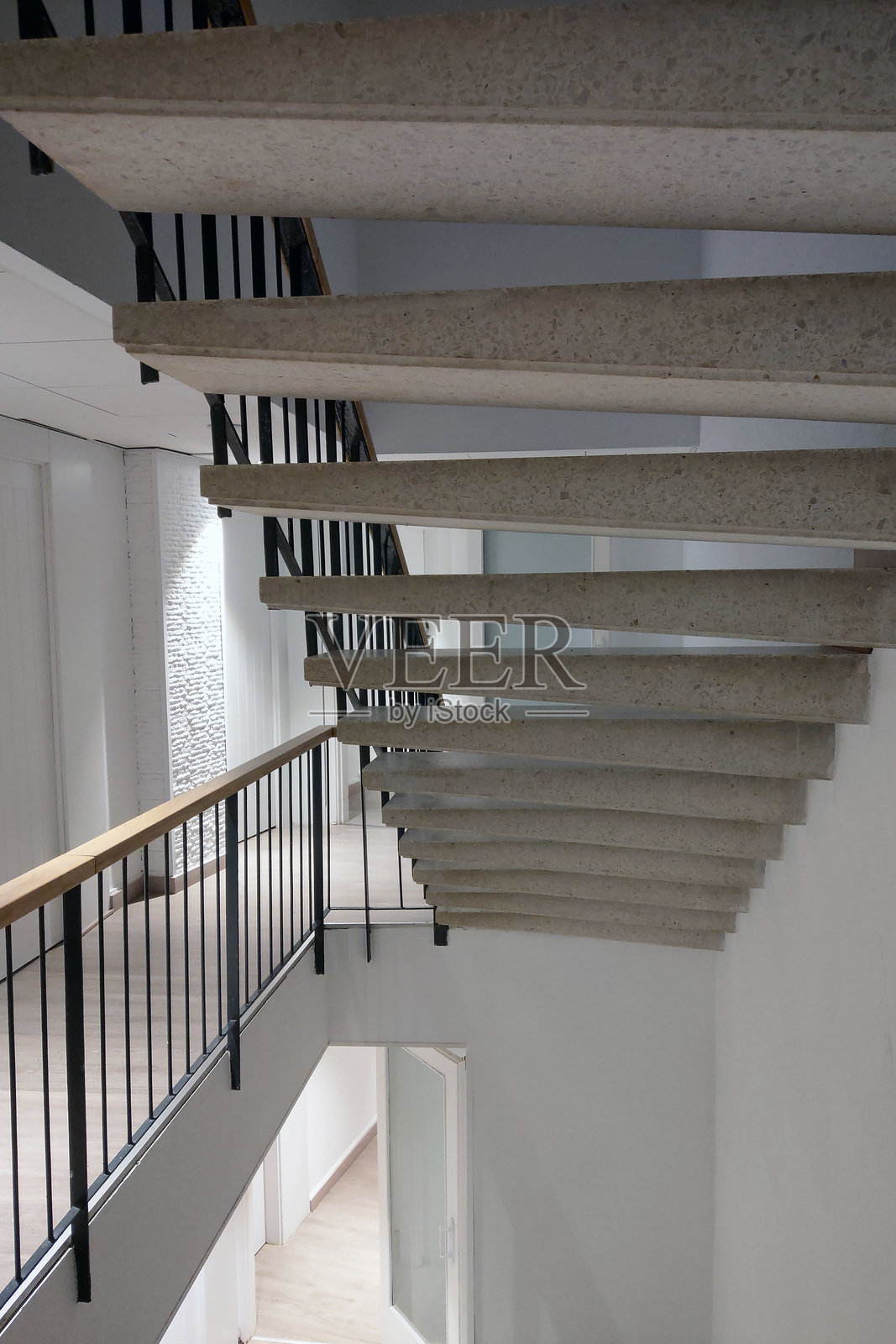 现代建筑楼梯设计，适用于城市空间的极简室内环境照片摄影图片