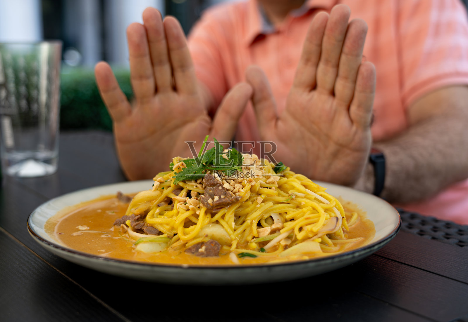 拒绝清迈咖喱面，亚洲辣味蛋面拒绝，黄咖喱面汤Khao Soi照片摄影图片