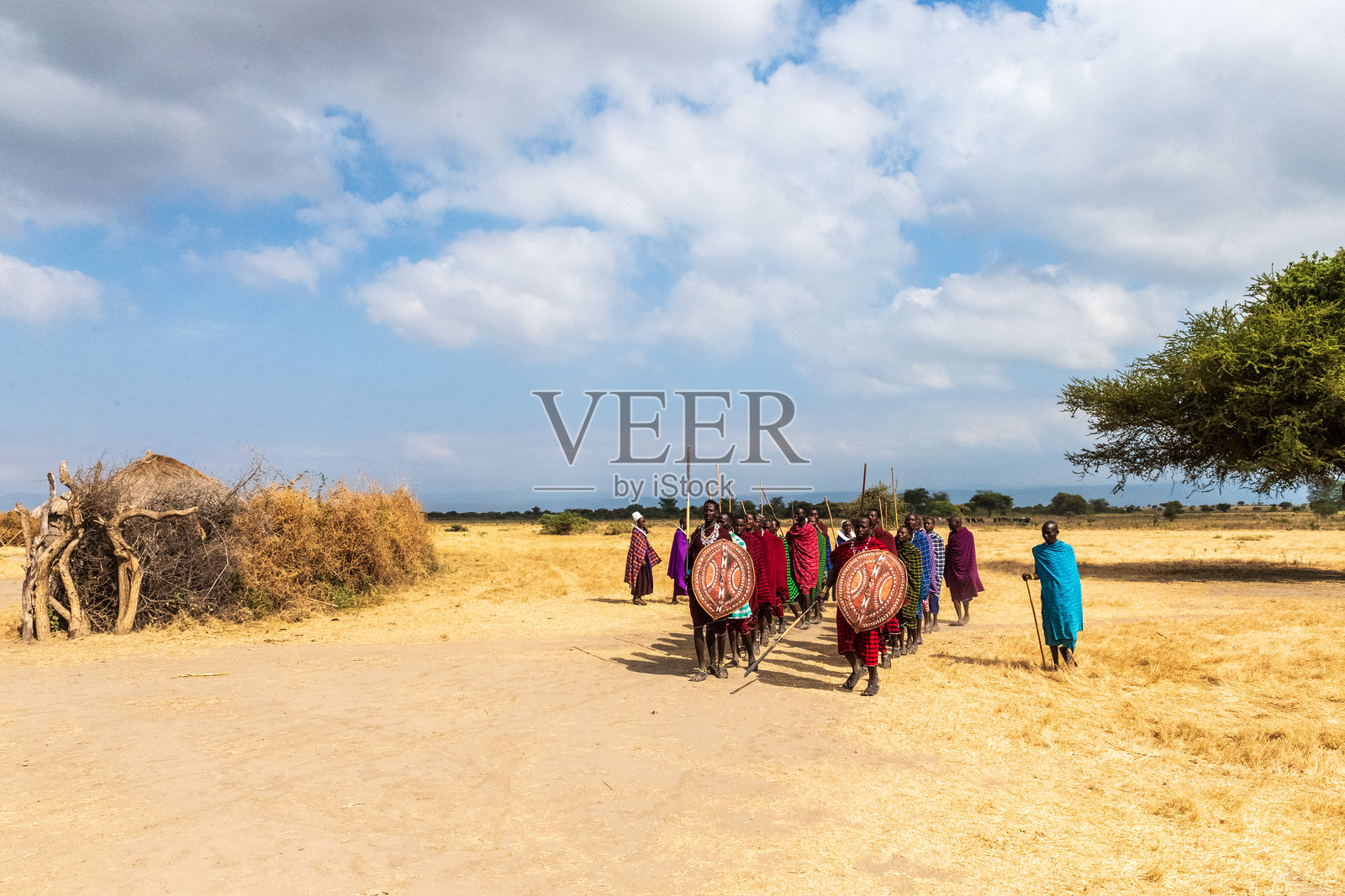 在坦桑尼亚与马赛部落会面照片摄影图片