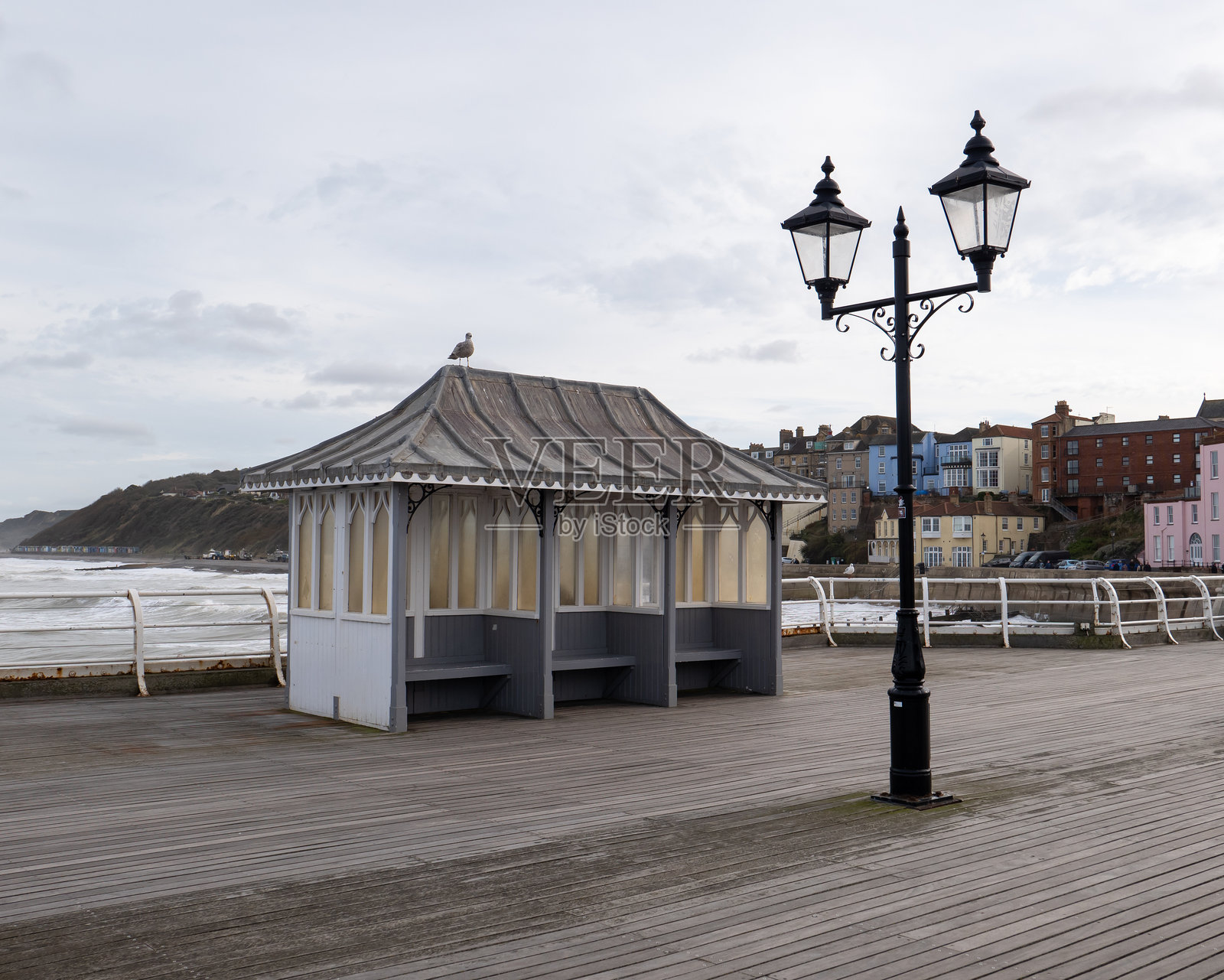 码头上的避难所和路灯照片摄影图片