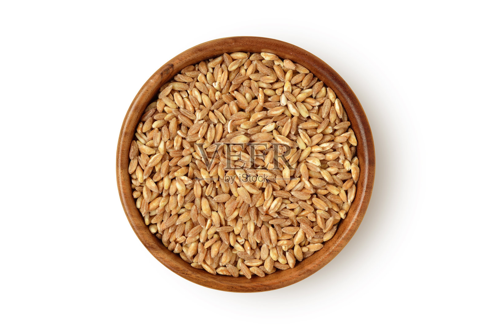 白色背景上的木碗里装着珍珠全小麦（法罗）照片摄影图片