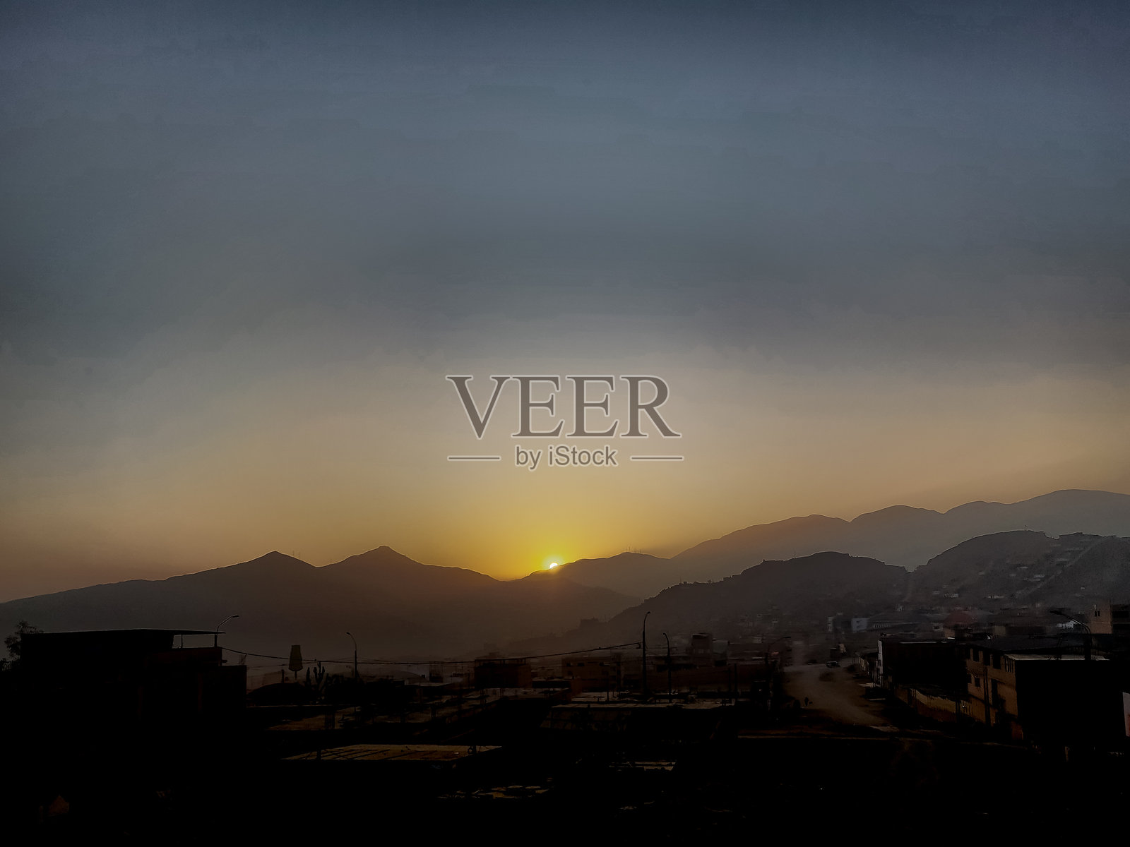 山中日落，金色与蓝色的天空照片摄影图片