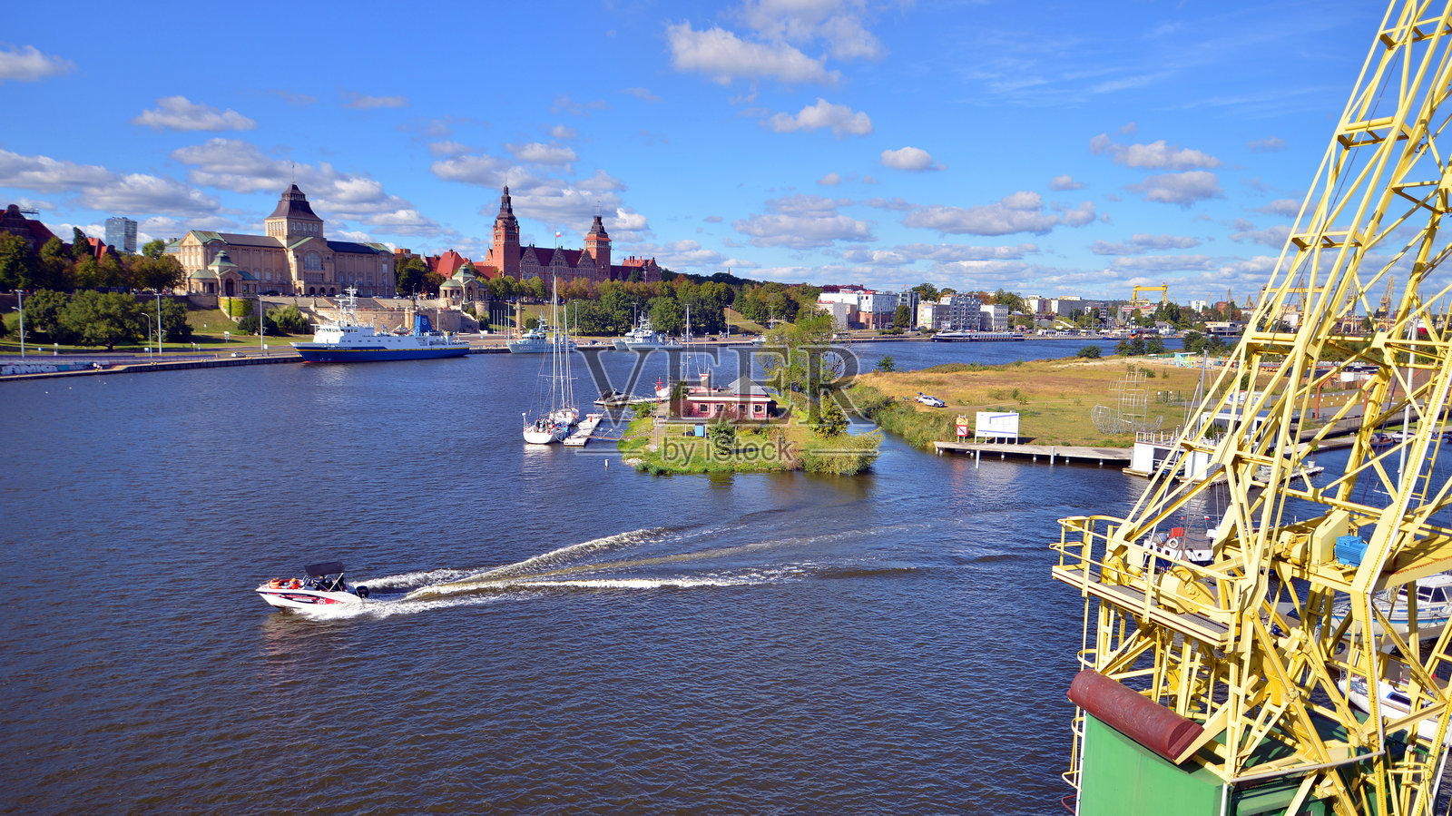 奥德拉河上的风景和船只以及古老的起重机照片摄影图片