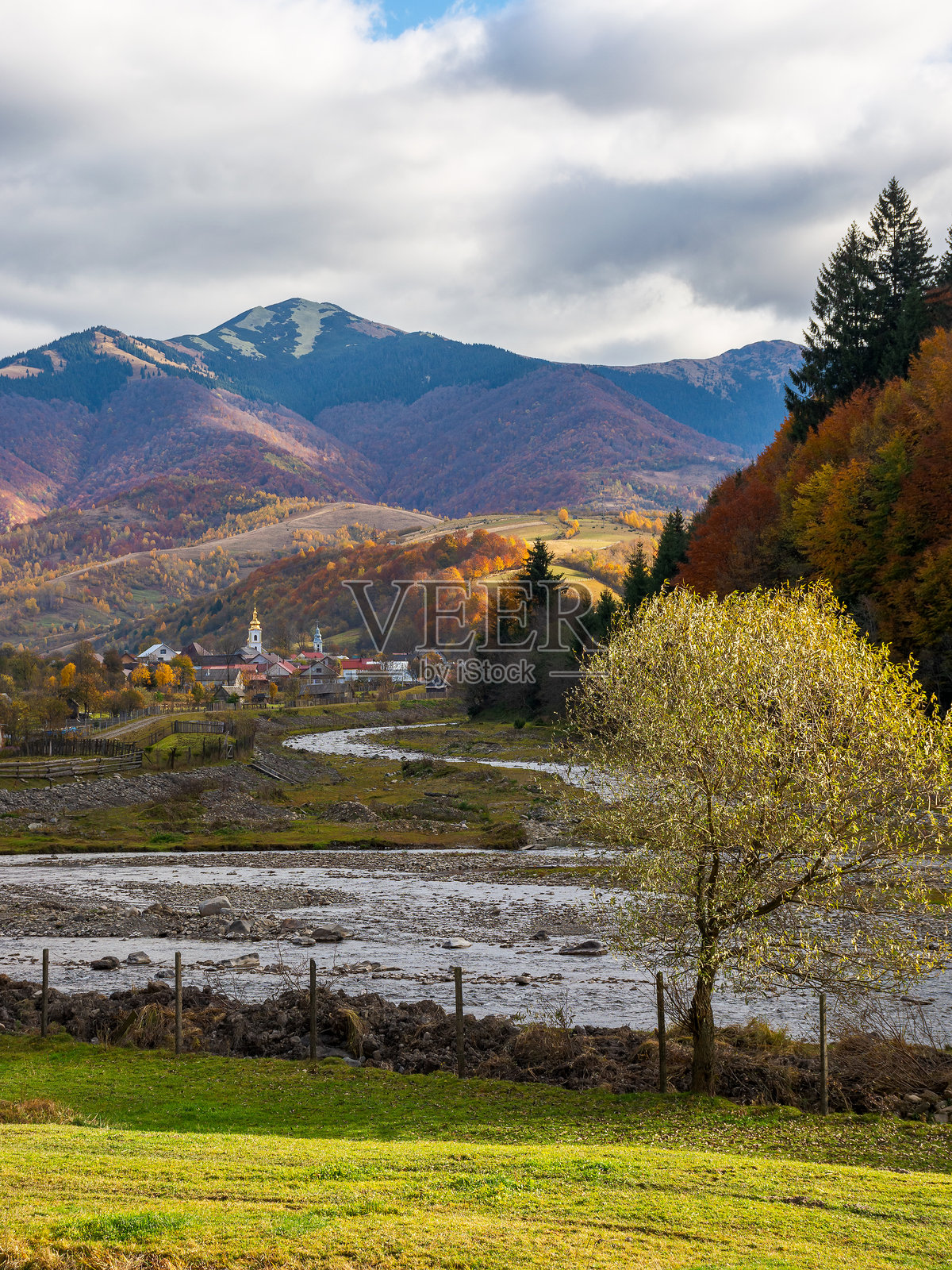 山中的河流。喀尔巴阡乡村的田园秋季风光照片摄影图片