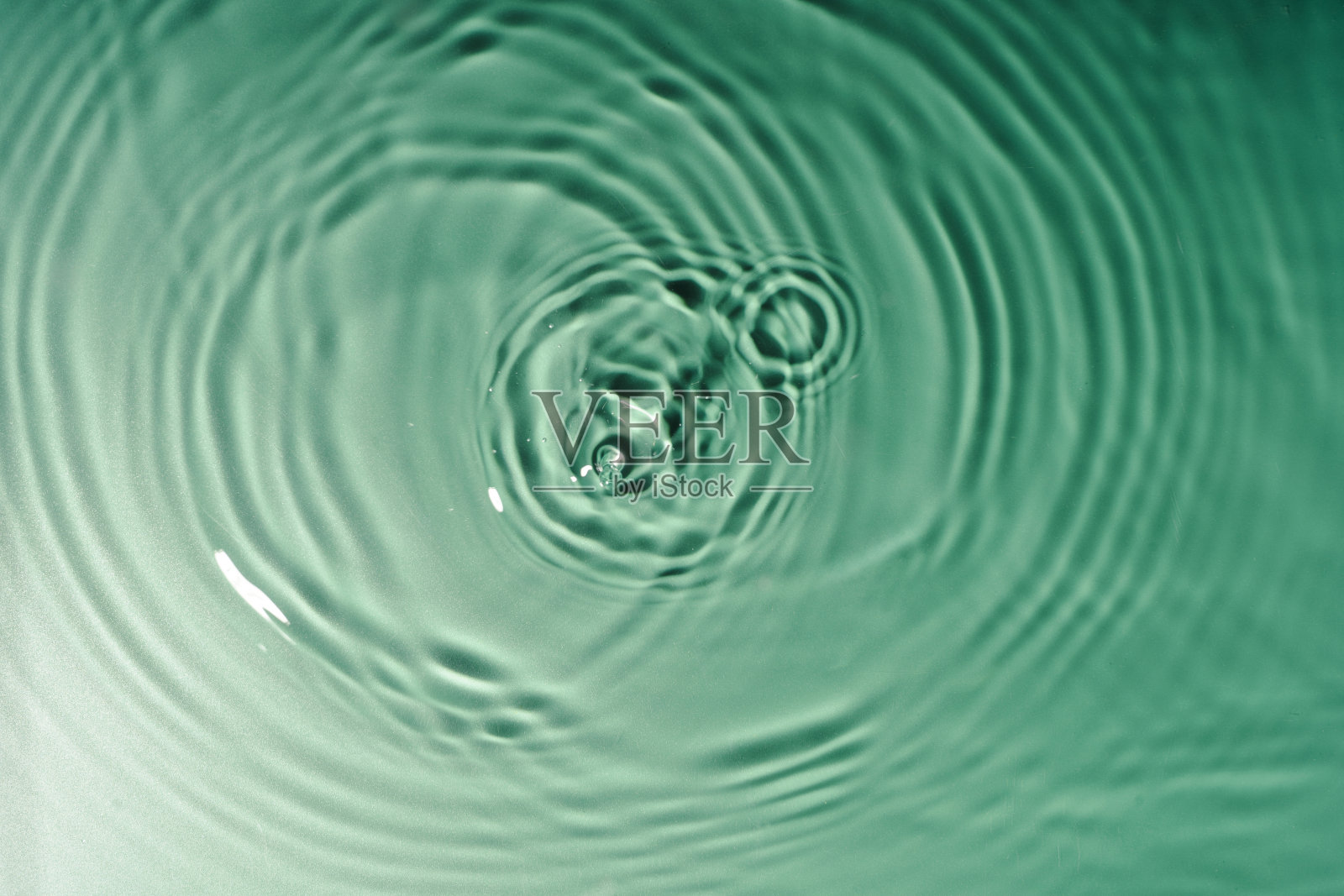 波纹状的绿色水面照片摄影图片