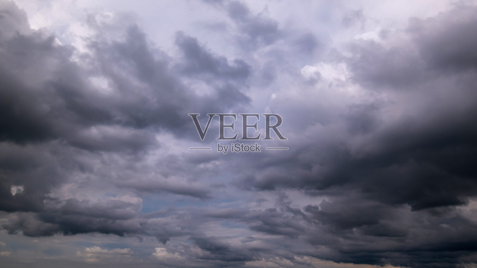 阴暗的天空与暴风云。戏剧性的天空，雷暴前的乌云。照片摄影图片