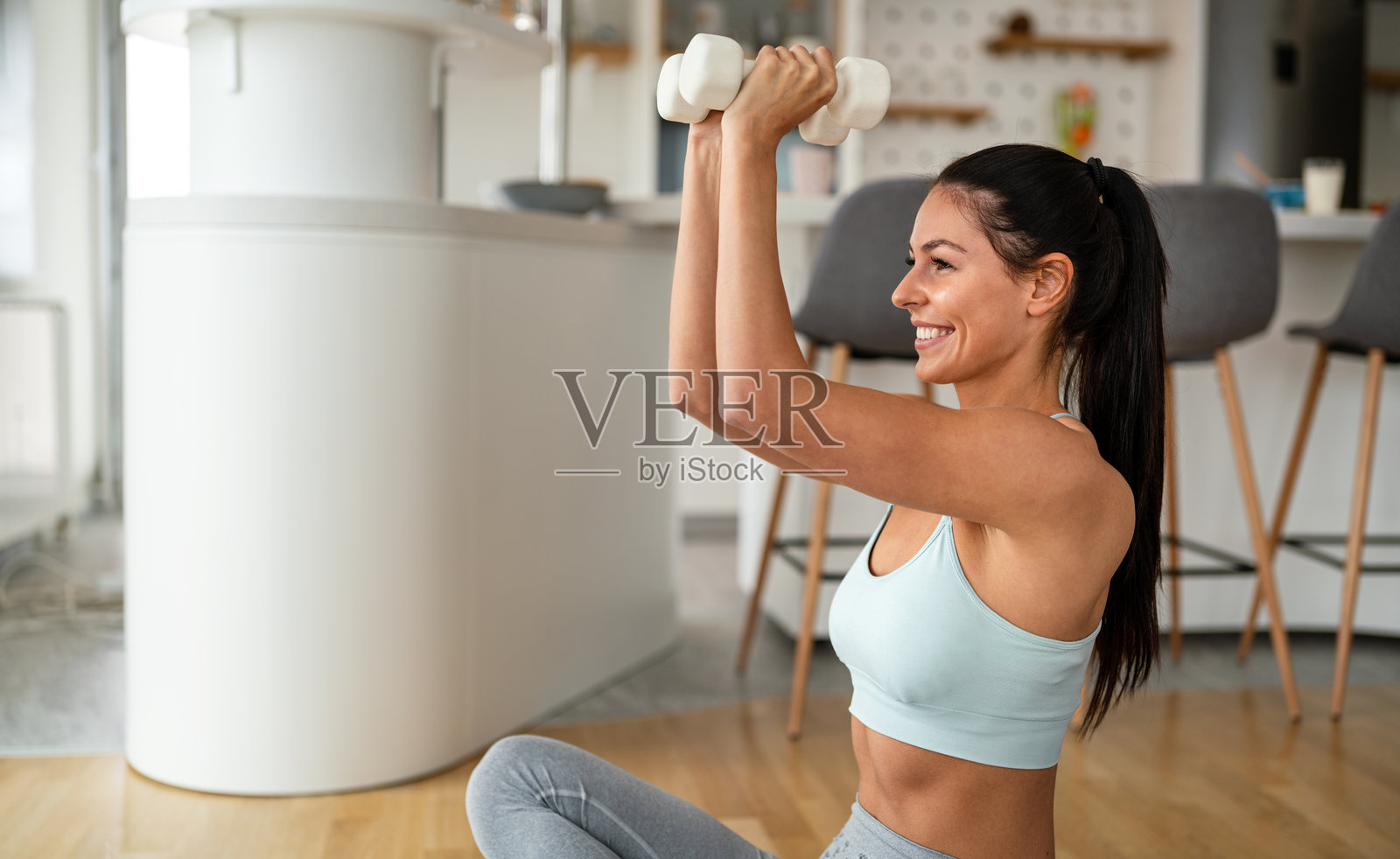 美丽的运动员肖像，健身女孩在家锻炼时的状态照片摄影图片