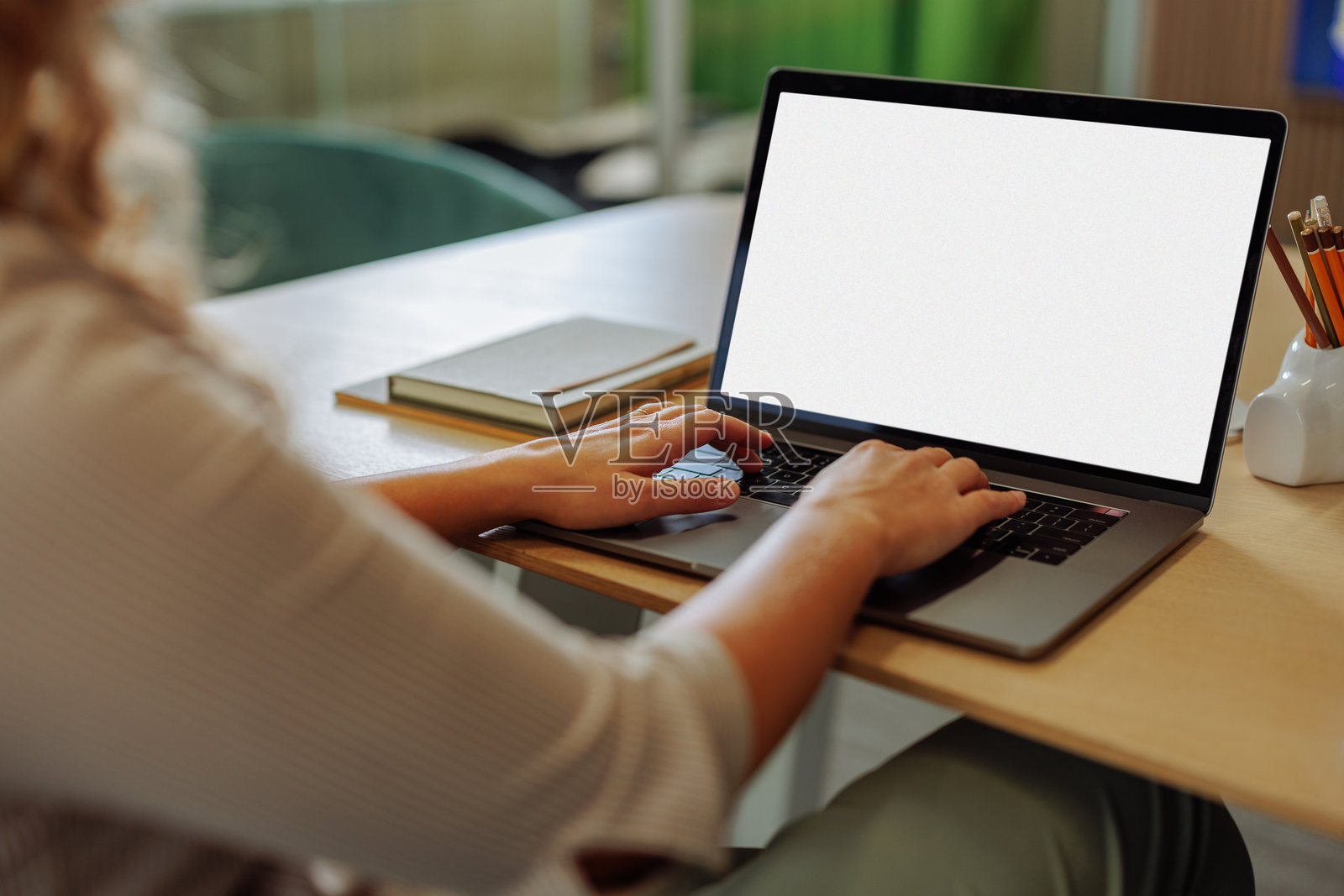 女商人在笔记本电脑上工作并制作演示文稿照片摄影图片