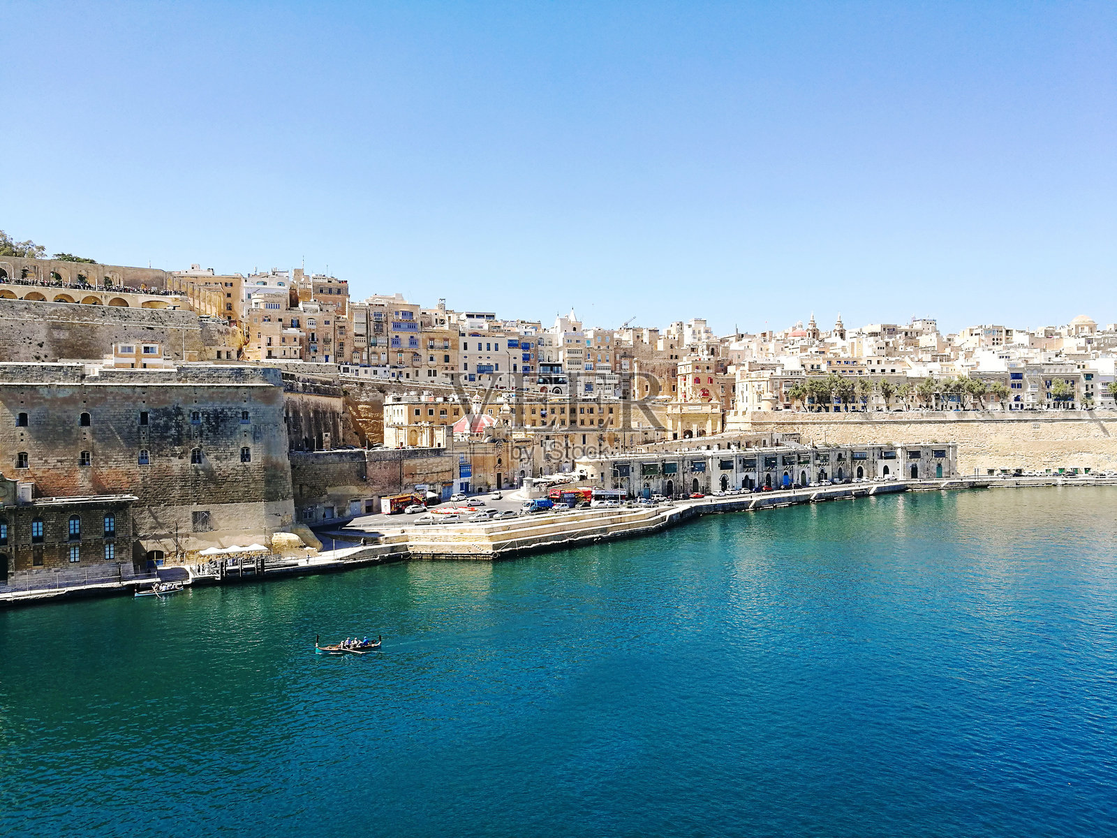 海洋与建筑在晴朗蓝天下的美丽景色照片摄影图片