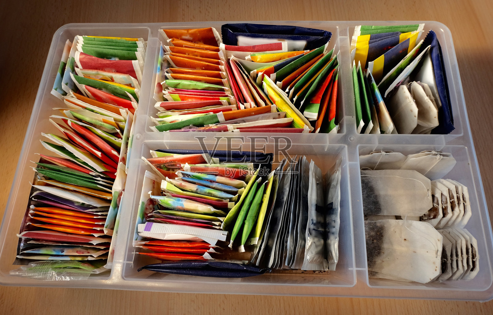 高角度视图的茶包在桌子上的容器中照片摄影图片