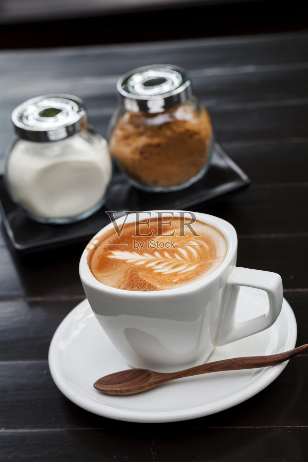 桌子上的咖啡特写照片摄影图片