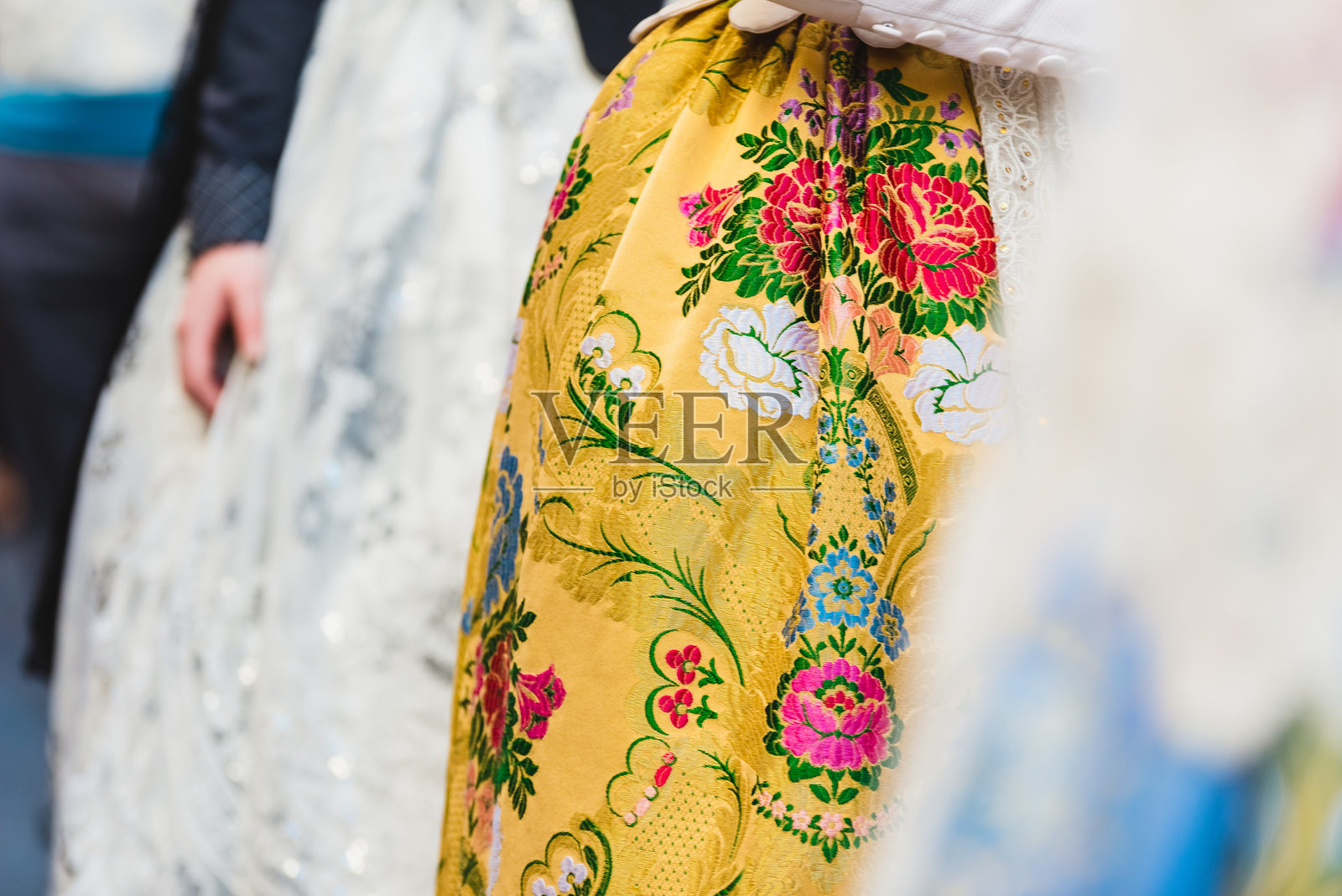 穿着传统服装的女性中部照片摄影图片