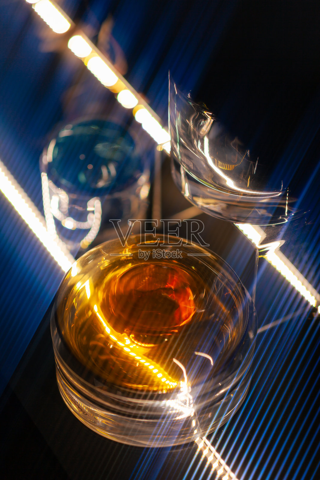 带有变形光晕的玻璃器皿照片摄影图片