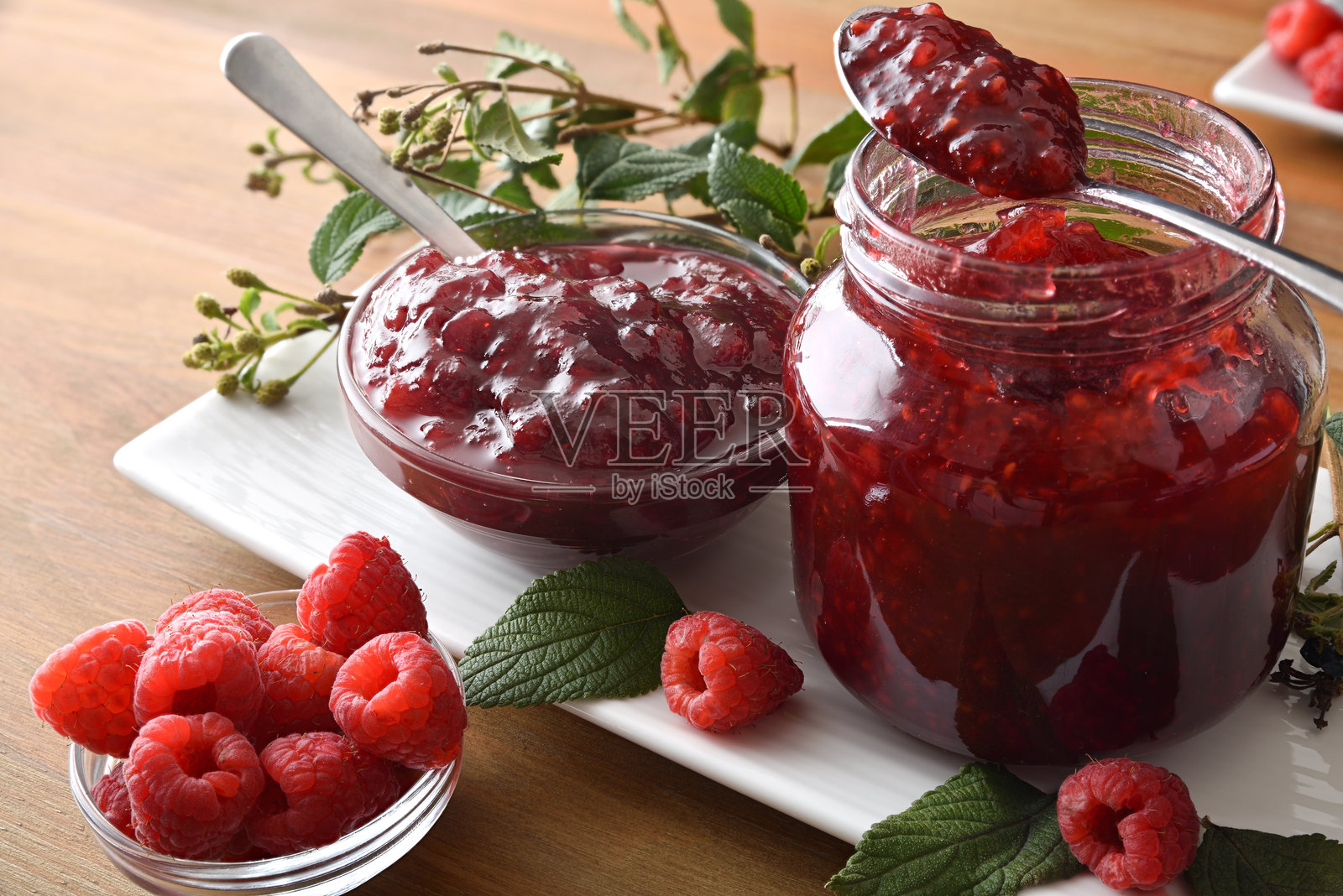 木桌上装满覆盆子果酱的罐子细节照片摄影图片