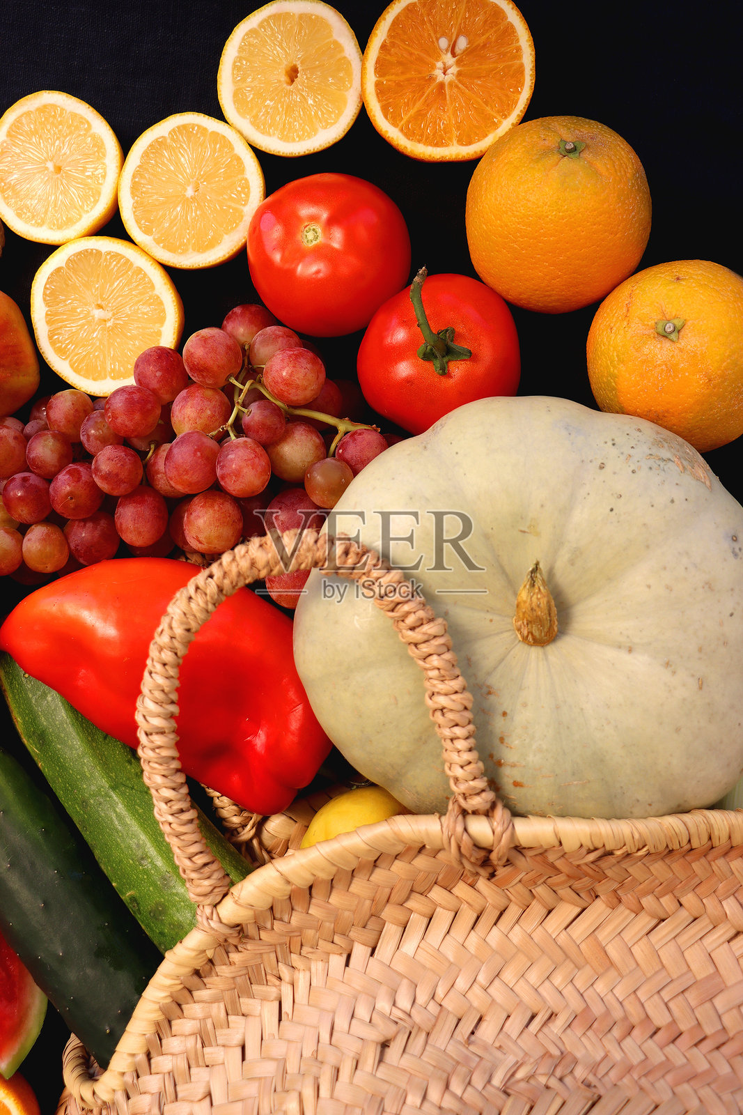 黑色背景上的草编袋和健康农产品照片摄影图片