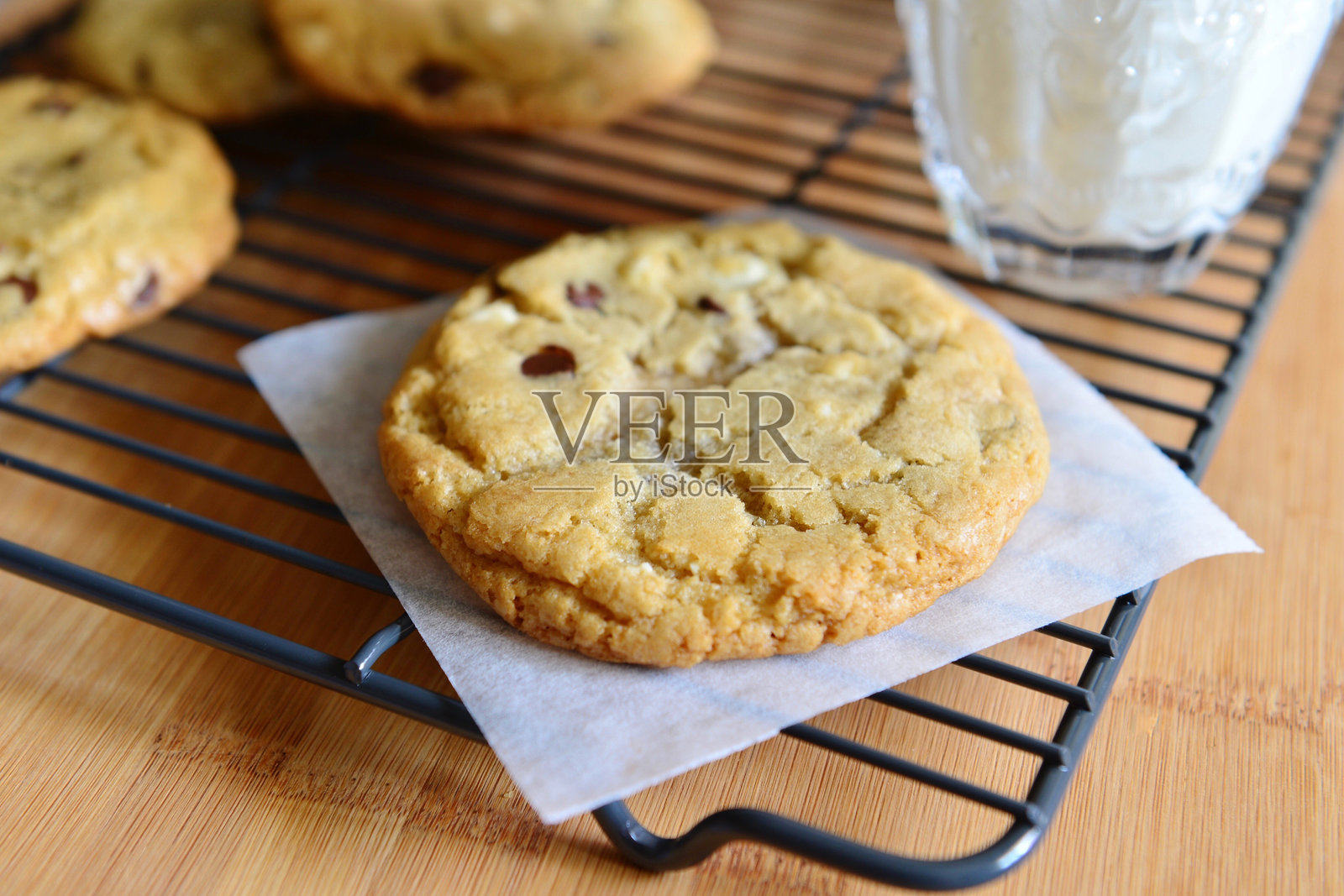 高角度视图的饼干放在桌子上的金属格栅上照片摄影图片