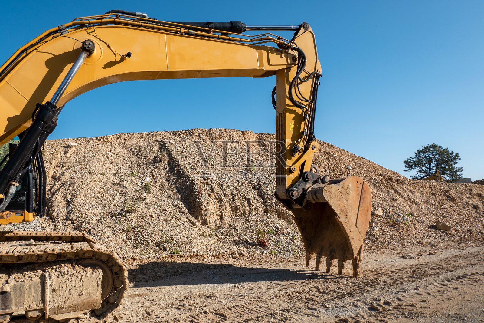 施工现场的挖掘装载机正在作业照片摄影图片
