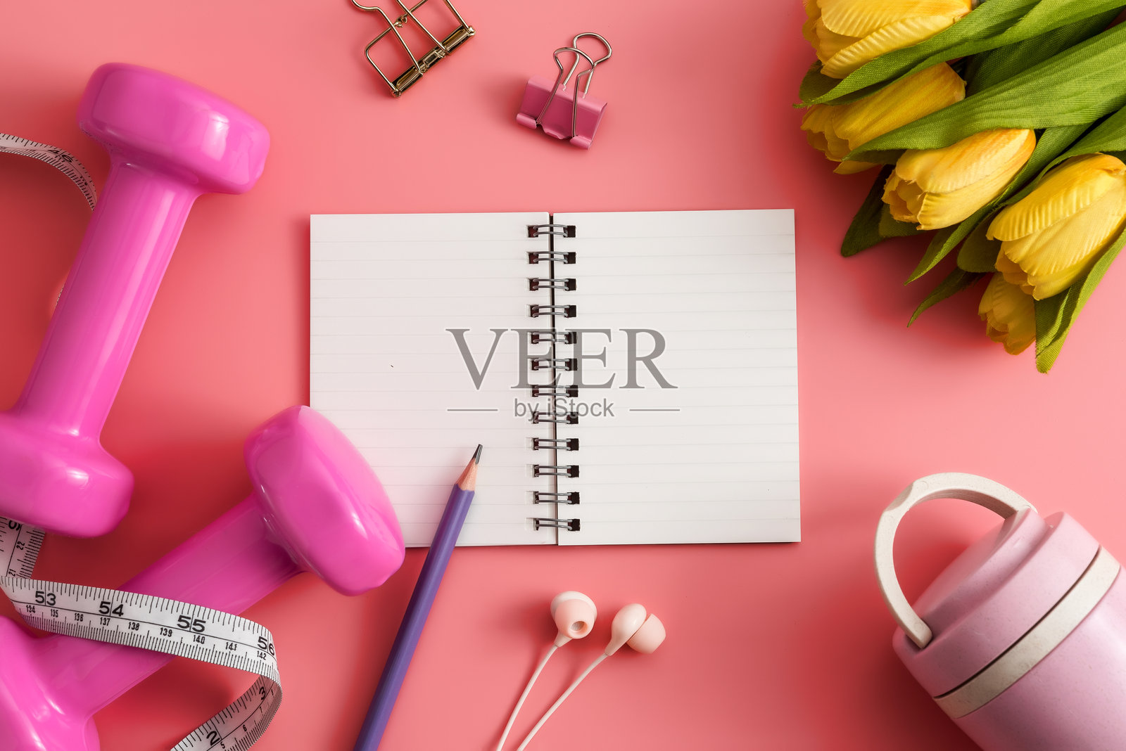 粉色背景上的哑铃俯视图照片摄影图片