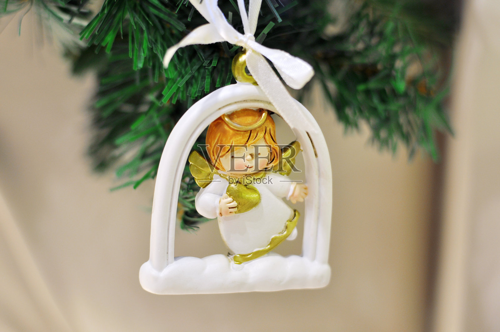 圣诞快乐，新年快乐背景，装饰有天使、星星和灯光的圣诞树照片摄影图片