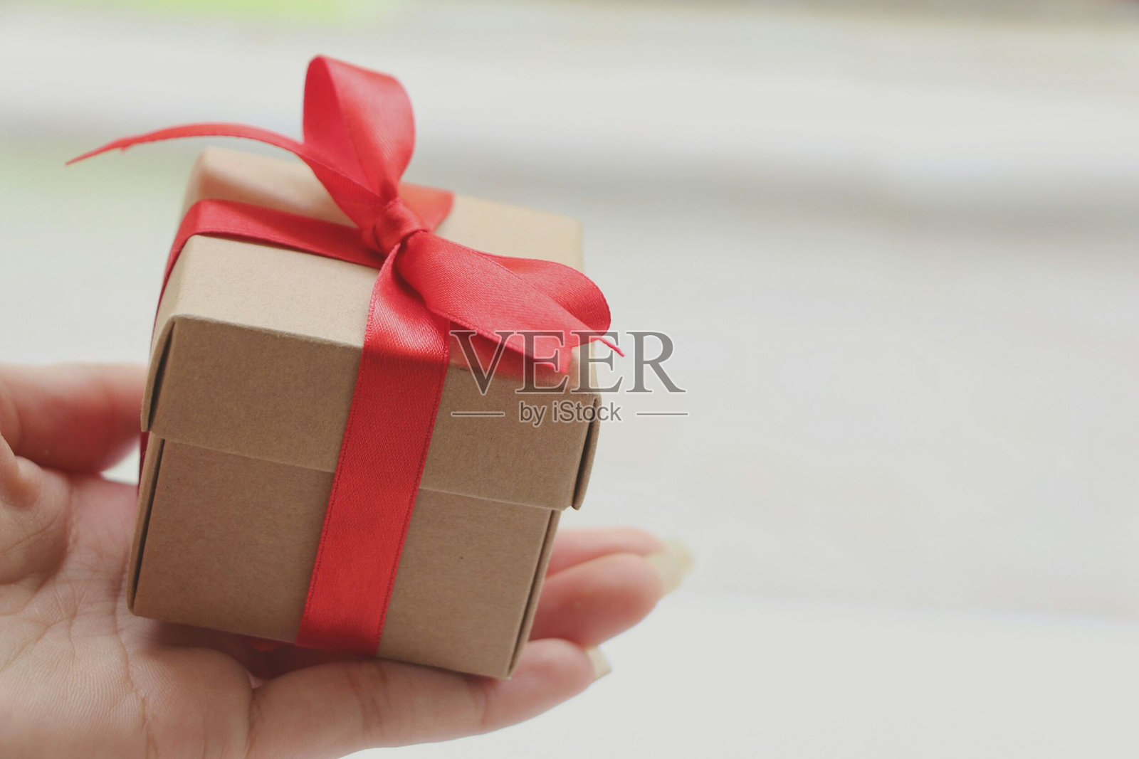 手握盒子的特写镜头照片摄影图片