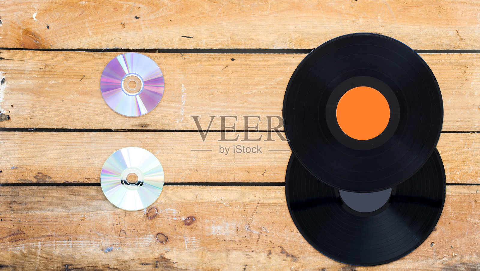 从上方直接拍摄的木桌上的唱片和光盘照片摄影图片