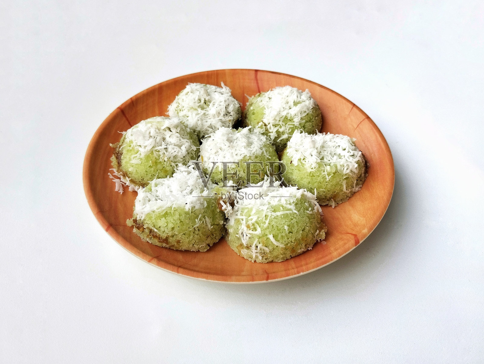 白色背景上孤立的盘子里的普图糕，或印尼传统美食，著名于爪哇。照片摄影图片