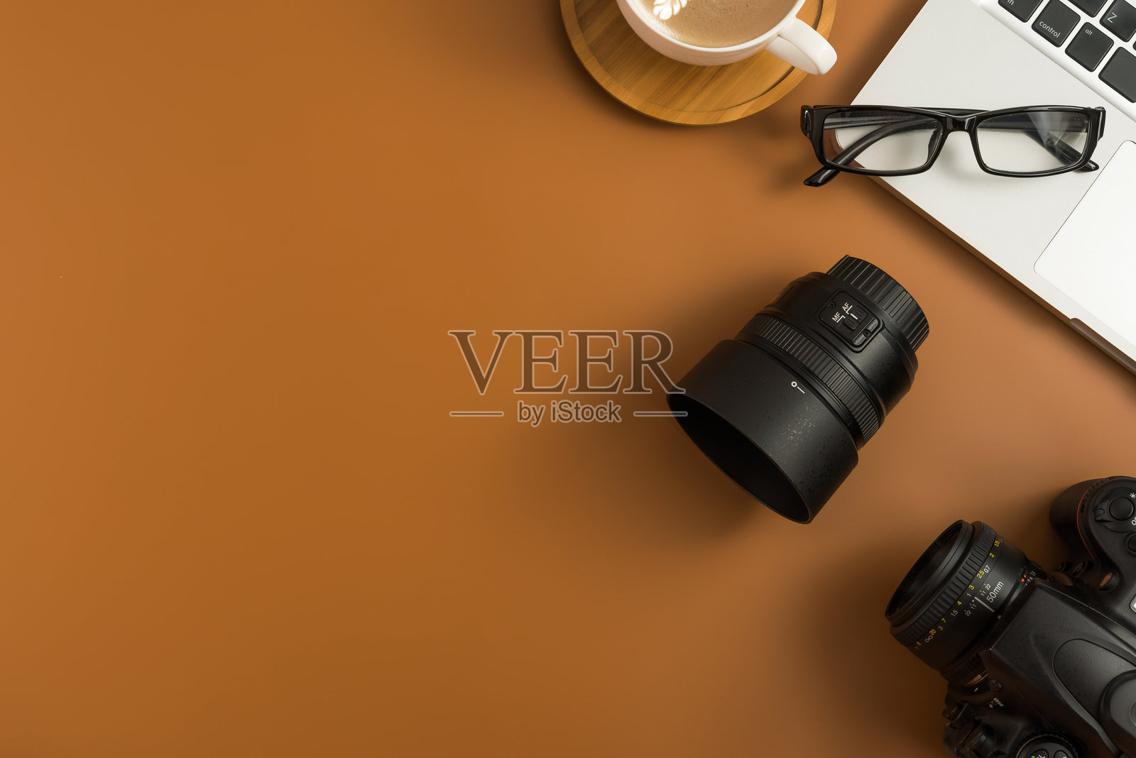 高角度视图的科技产品和咖啡在桌子上照片摄影图片