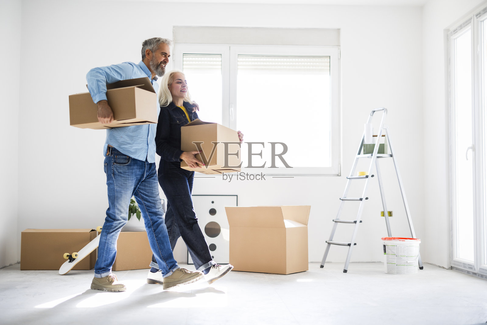 成熟夫妇在新家中与搬家箱子合影照片摄影图片