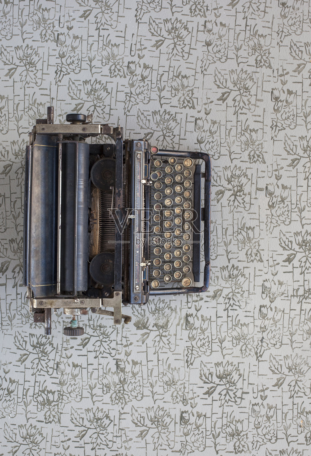 从上方直接拍摄的旧打字机放在桌子上照片摄影图片