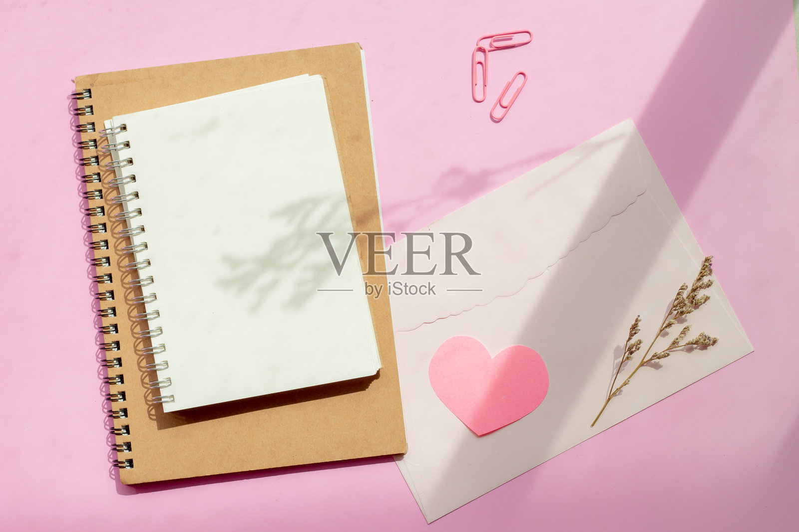 书籍和信封的高角度视图照片摄影图片