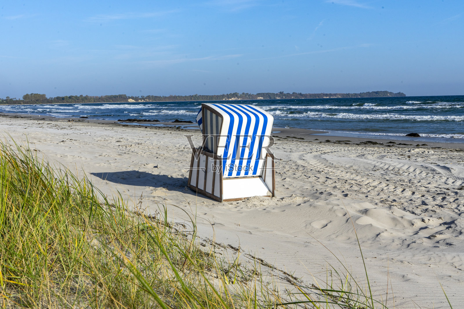 巴尔特海的吕根岛上的沙滩椅与沙丘照片摄影图片