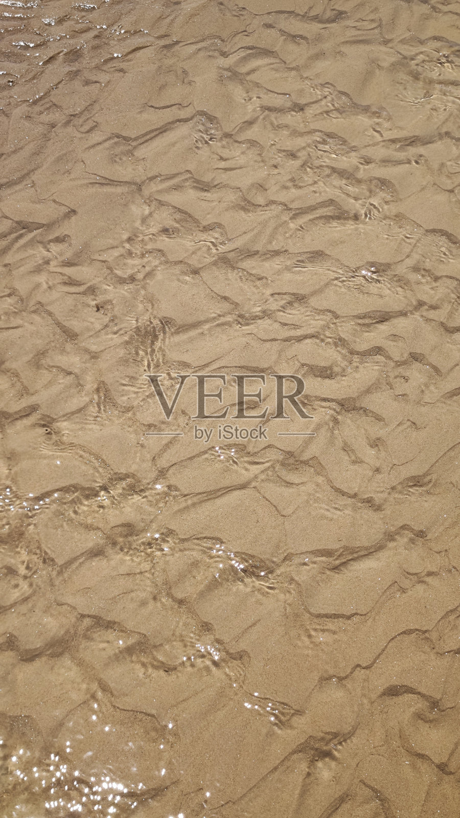 波纹沙子和清澈浅海水的纹理抽象自然图案背景照片摄影图片